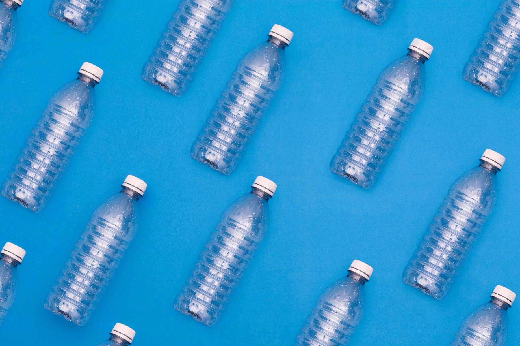 Peut-on réutiliser plusieurs fois la même bouteille d'eau en plastique sans  danger ? - Numerama